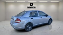 
										2009 Nissan Versa full									