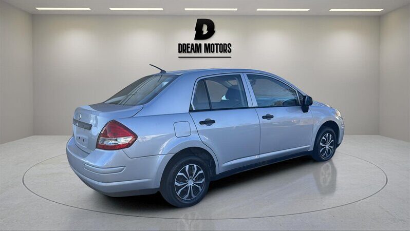 
								2009 Nissan Versa full									