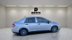 
										2009 Nissan Versa full									