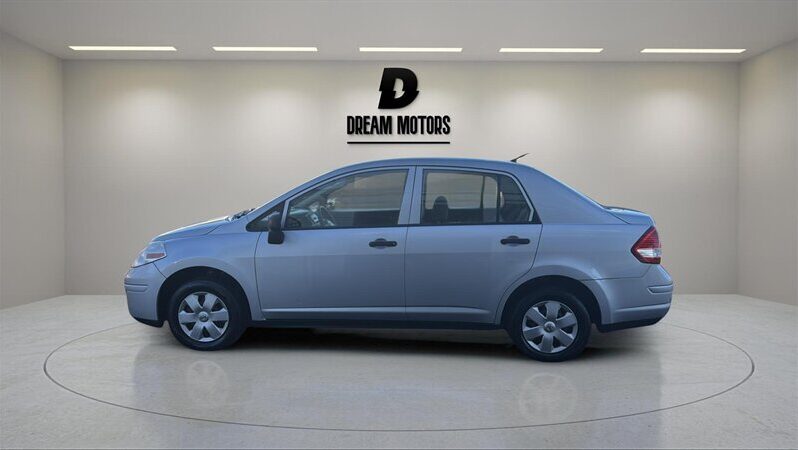 
								2009 Nissan Versa full									