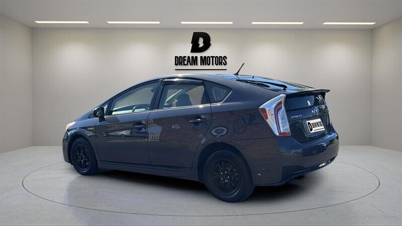 
								2013 Toyota Prius Four full									